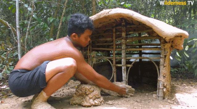 小哥哥徒手建房子,小伙为流浪狗打造温馨的城堡