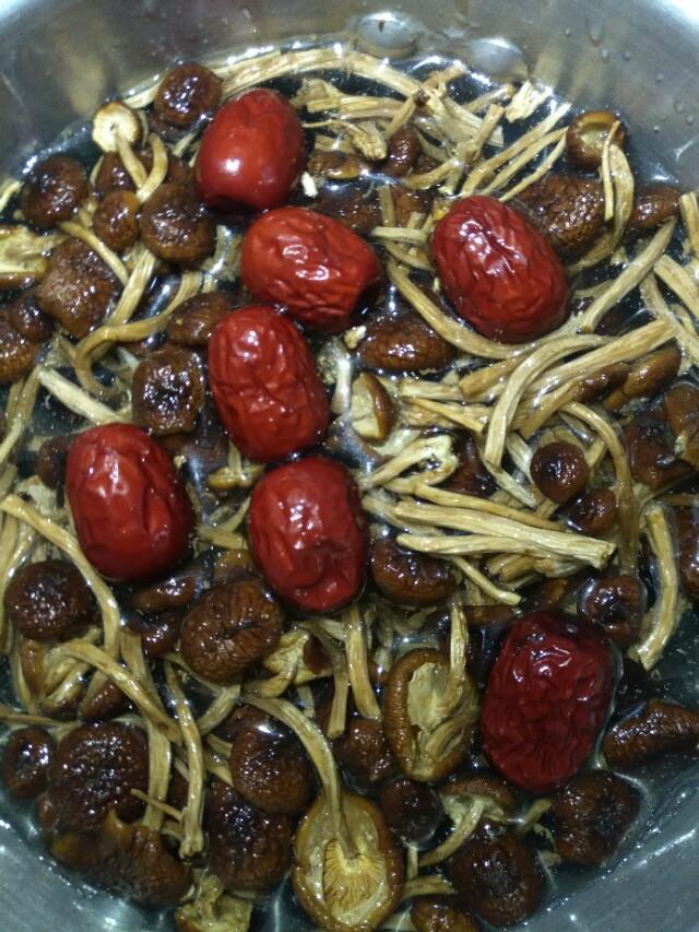 鸡汤里面加什么会解油腻,想要煲出的汤鲜甜必不可少