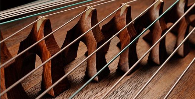 古筝红色琴弦和绿色琴弦的区别,古筝上的弦为什么颜色不同