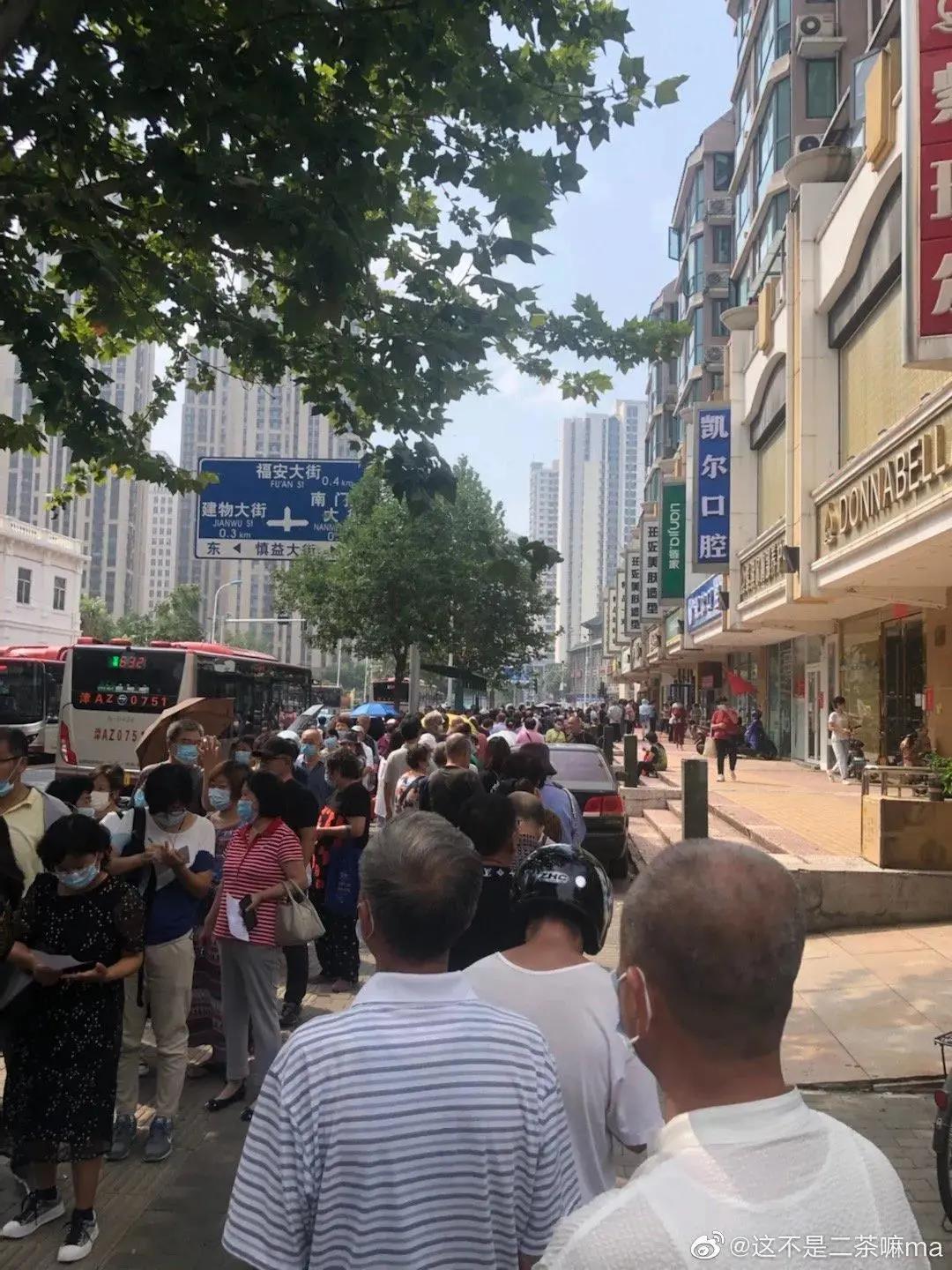 天津人排队买的月饼 (实拍天津人排队买月饼)