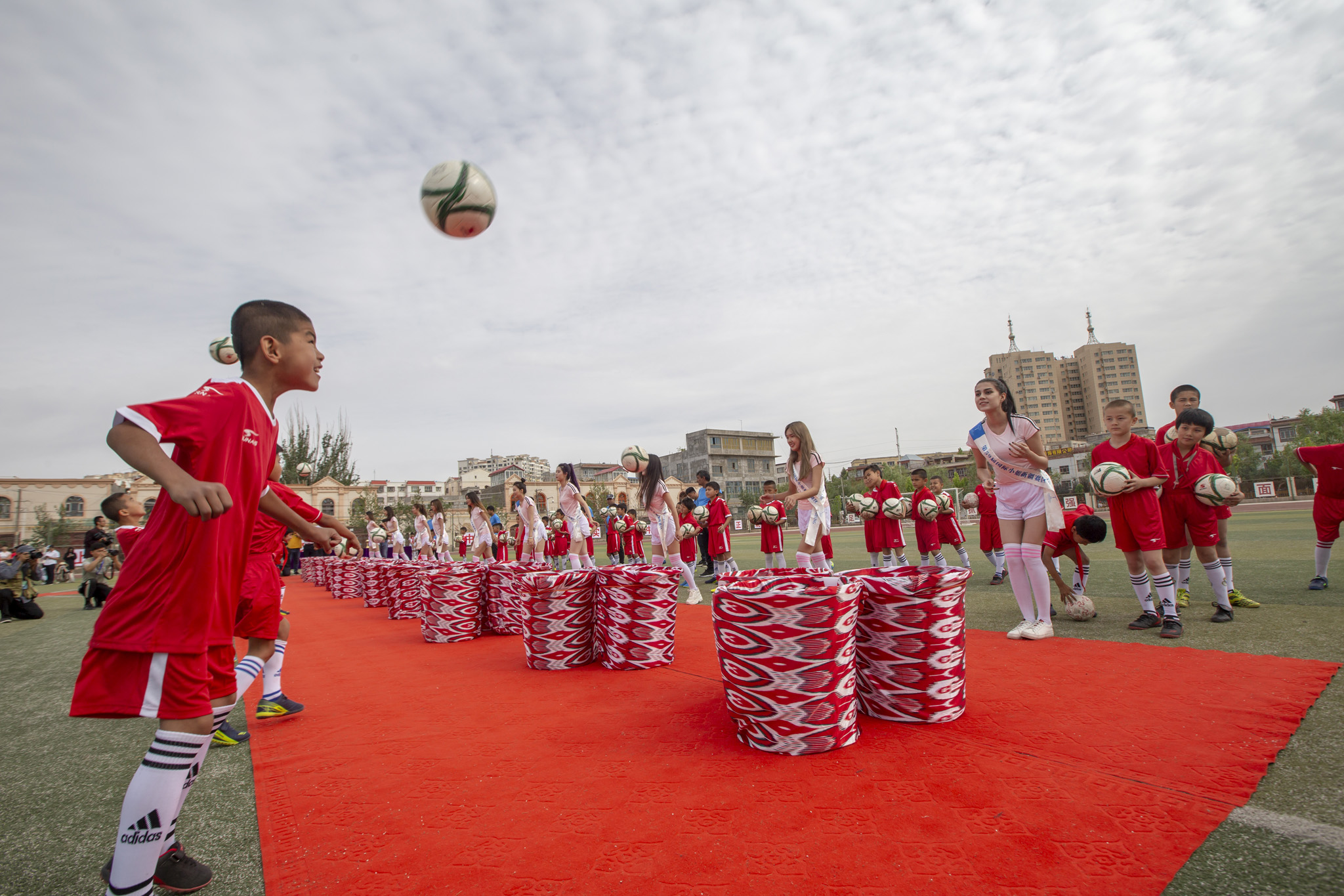 梦想书包公益行——国际小姐与夏马勒巴格镇中心小学足球小将互动