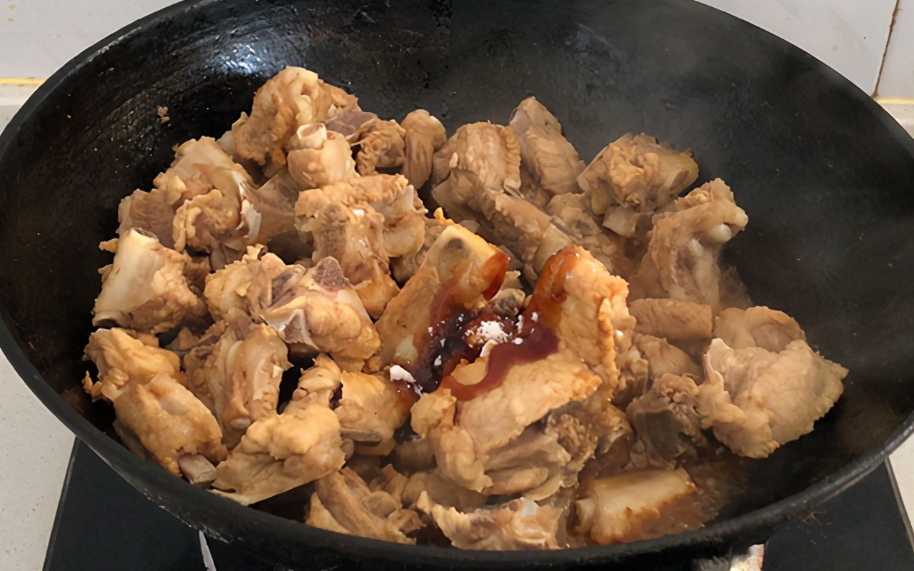 教你老一辈秘制排骨做法,老妈铁锅炖排骨的做法