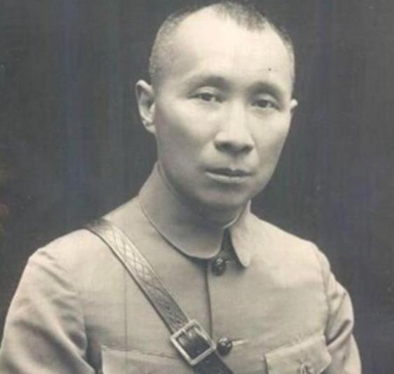 国军司令嘲讽红军政委是学生，政委冷笑：你打得过我吗