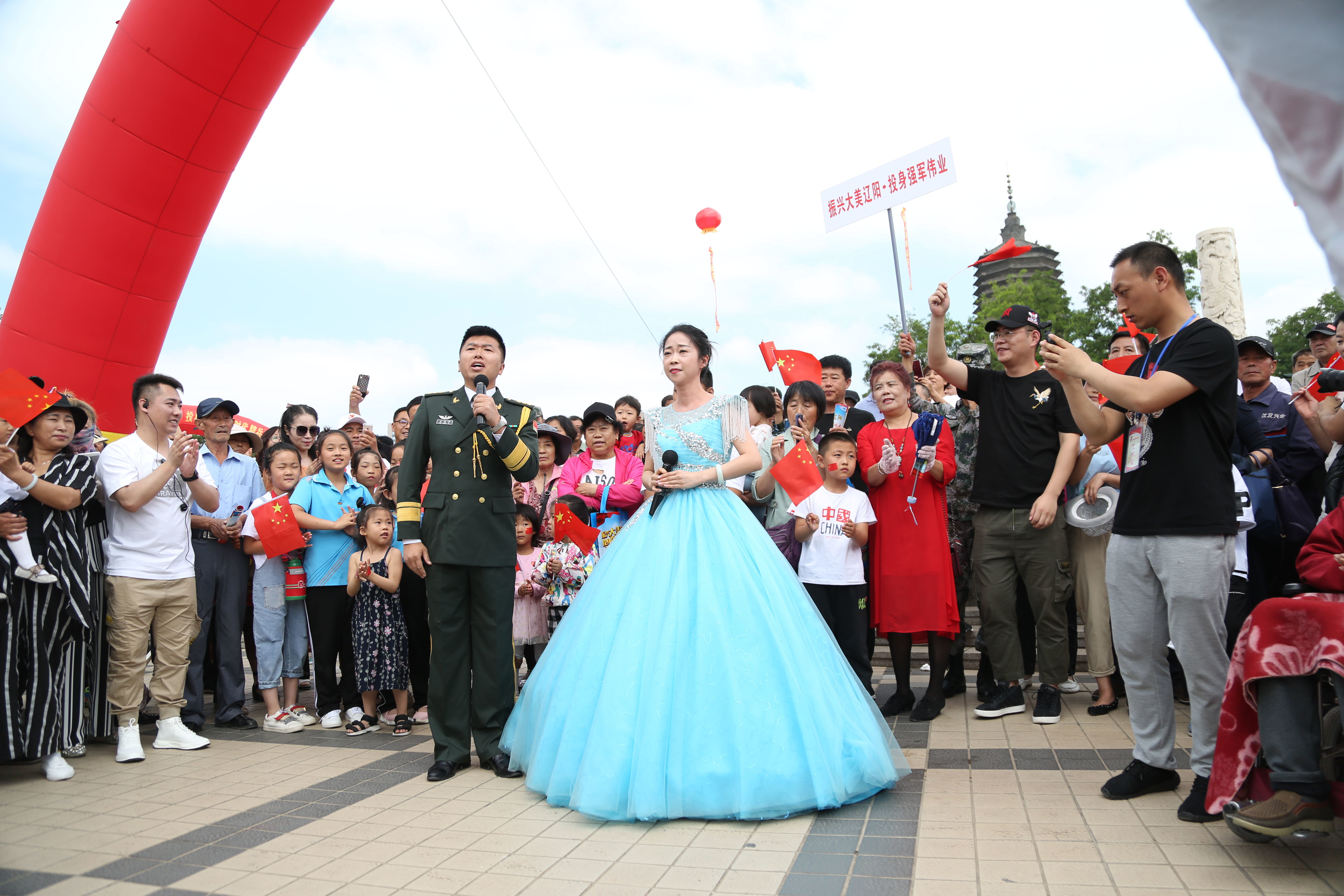 辽宁沈阳：广场“快闪”掀起参军热