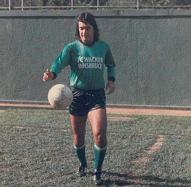 卡洛斯回国踢球依旧重炮,球王不踢球