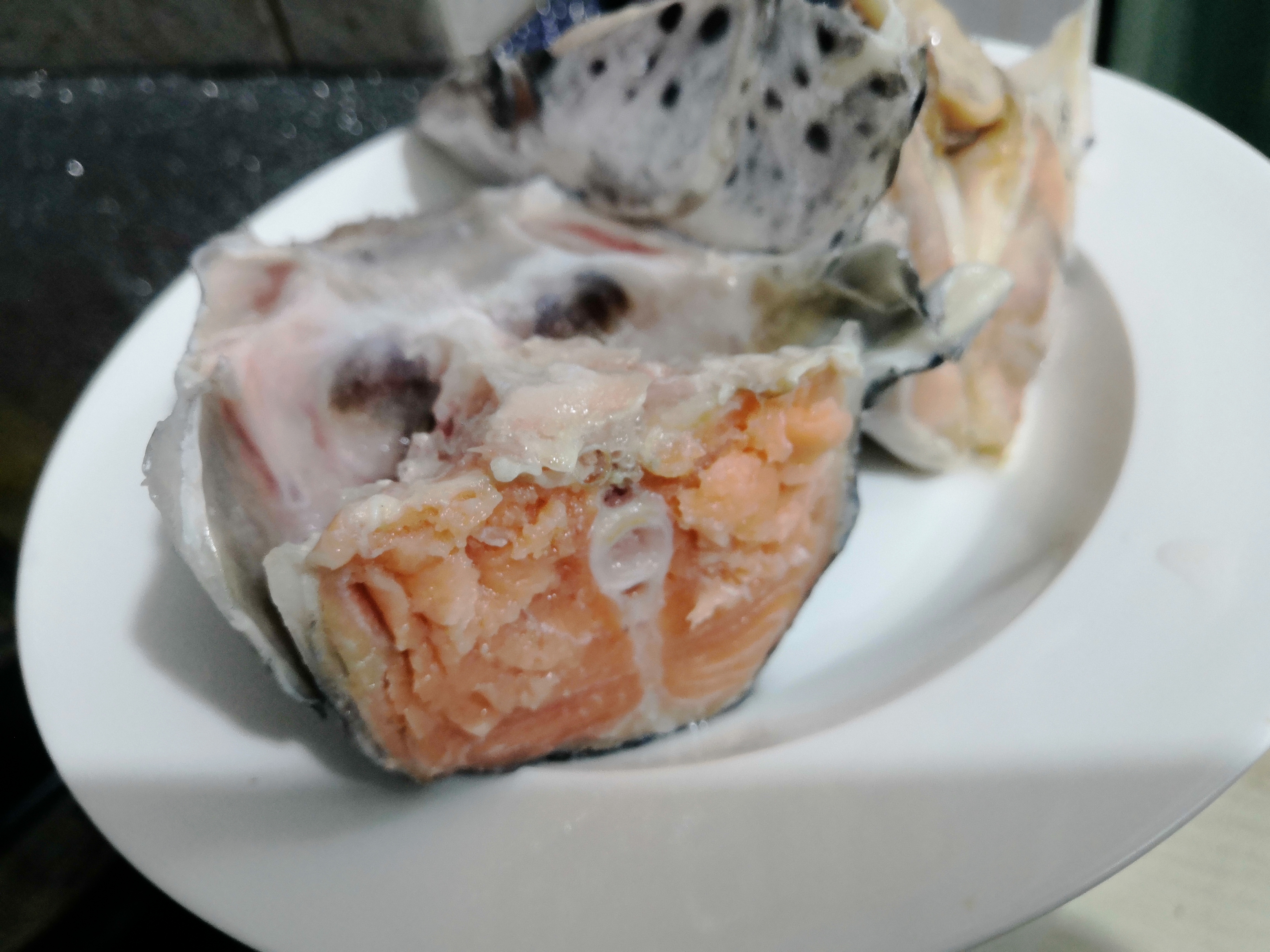 冰冻三文鱼头的家常吃法,炖三文鱼头营养