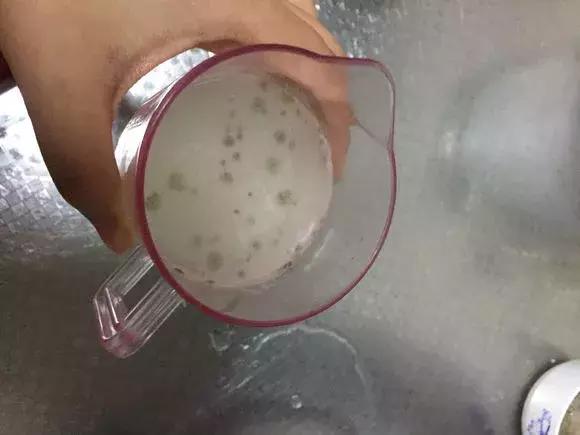 淘米水养鱼有什么效果,淘米水浇什么最旺