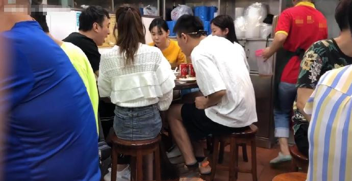 王思聪携新女友游澳门吃路边摊,王思聪在澳门吃海鲜