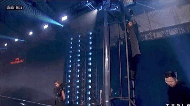 特斯拉皮卡车祸现场,特斯拉防弹车窗砸破后续
