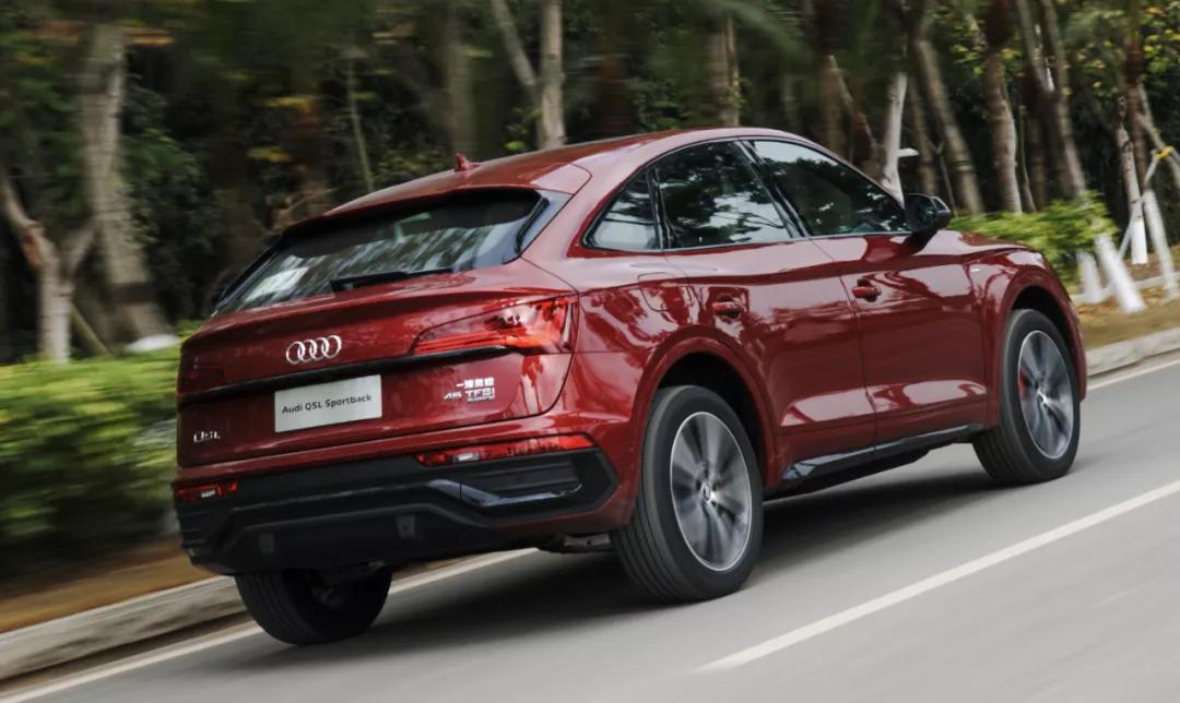 奥迪q5轿跑和奔驰glc,奥迪q5轿跑2022落地
