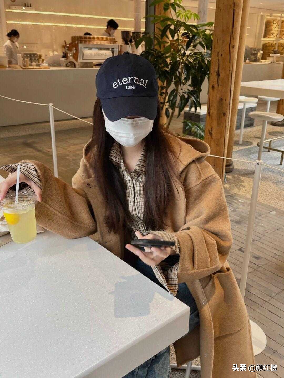 驼色长款大衣冬天怎么搭有女人味,冬季驼色大衣怎么搭配显年轻