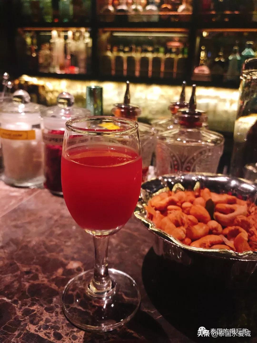 不愧是曼谷排名第一的酒吧!就连在门口排队等候都觉得幸福爆表