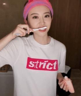 满口全瓷牙的明星李沁,李沁矫正牙齿前的照片