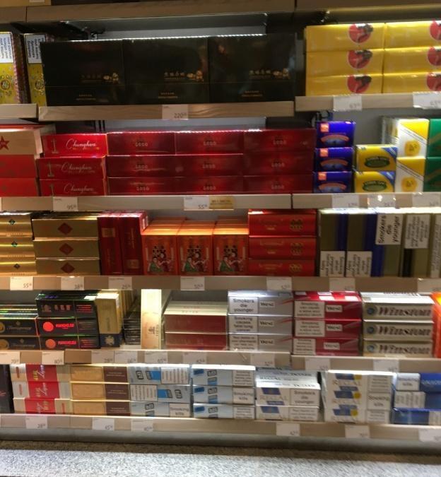 中国烟民去外国旅游，看到外国的免税店中国香烟的价格不谈定了