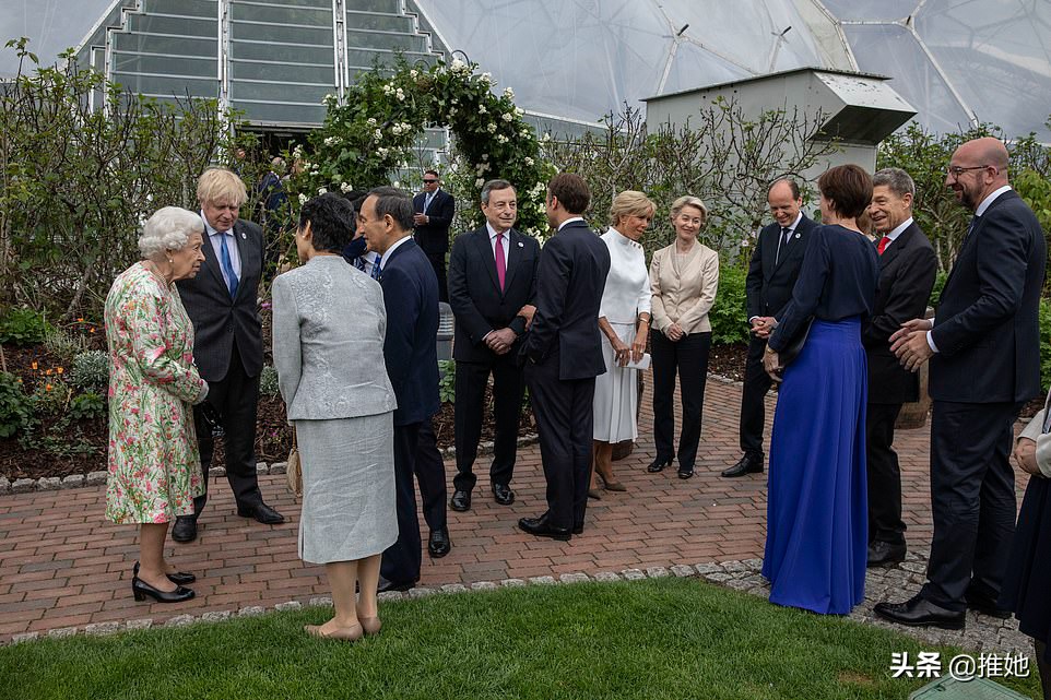 七国峰会女王着装,七国峰会英女王会见各国政要视频