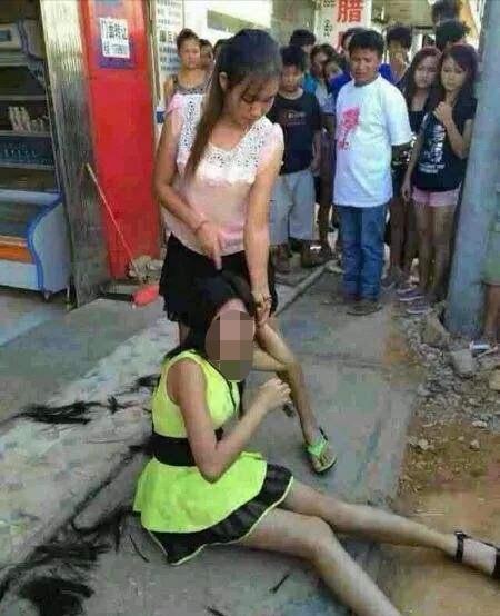 原配当众扒光“小三”衣服，构成何罪！