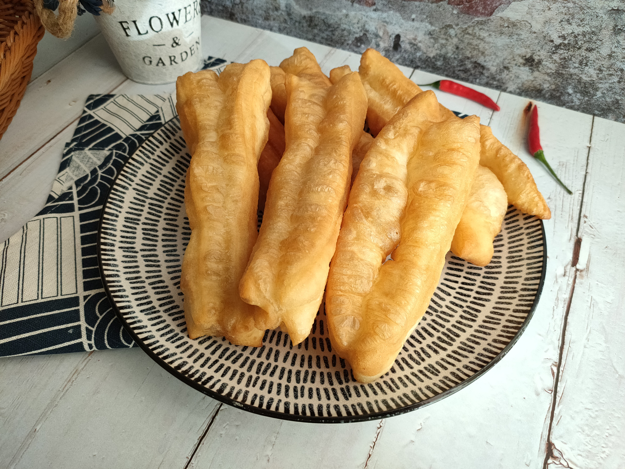 炸油条放了油条蓬松粉还放酵母吗,炸油条发硬不蓬松怎么快速解决