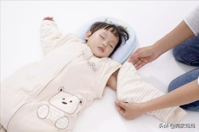 天凉了总担心宝宝蹬被子,天气变凉宝宝老是踢被子怎么办