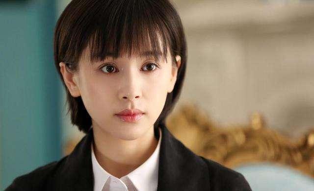 王子文穿球鞋放在高铁凳子上,王子文高铁踩桌板