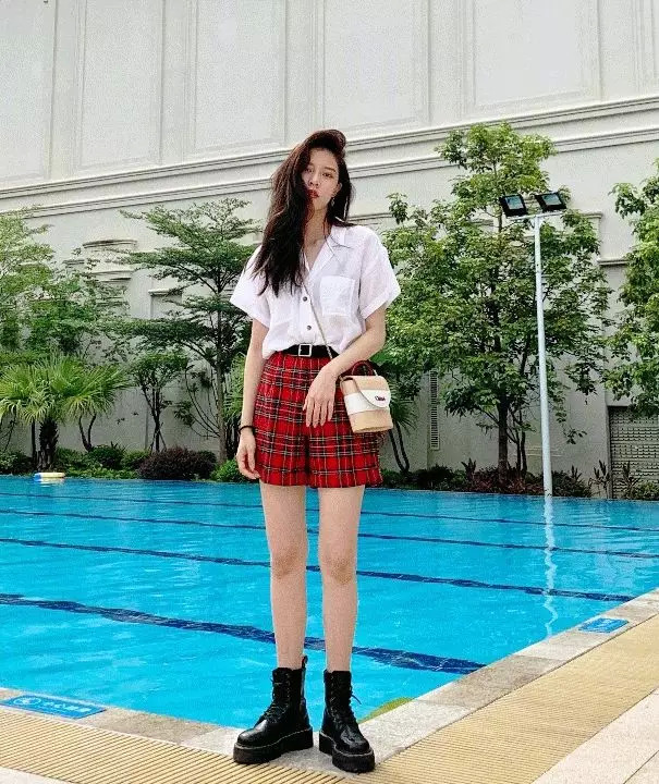 一点也不热,酷妹的马丁靴里都有空调