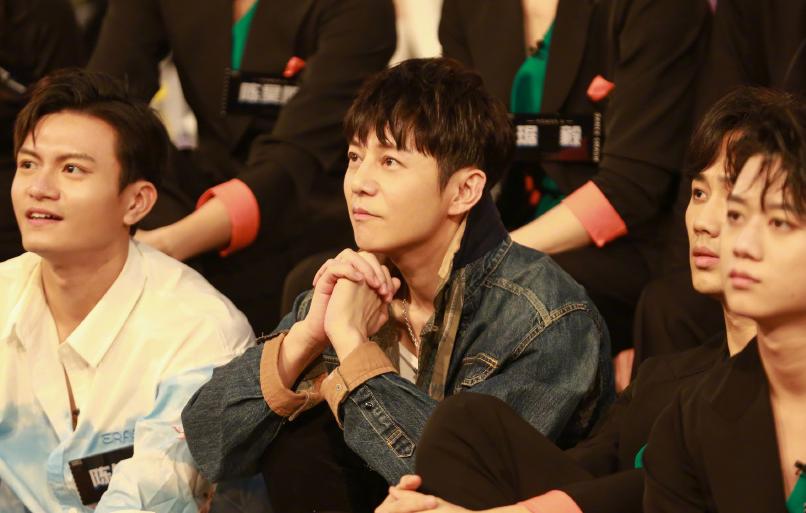 何炅快乐大本营假发,何炅1岁到48岁荧幕颜值变化