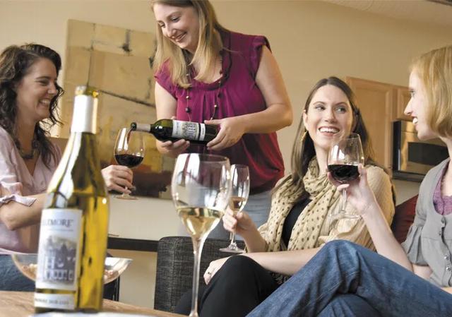 收到亲戚送的衣服该怎么感谢,收到亲戚给孩子的礼物