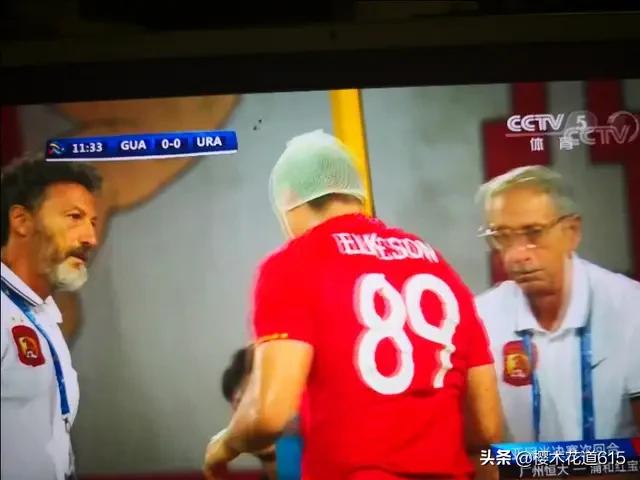 艾克森谢场哭泣,埃克森踢爆足球