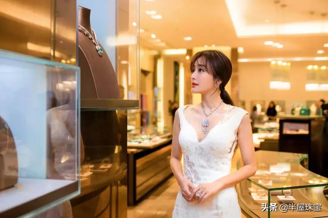 李湘晒奢华珠宝 (李湘戴的珍珠项链)