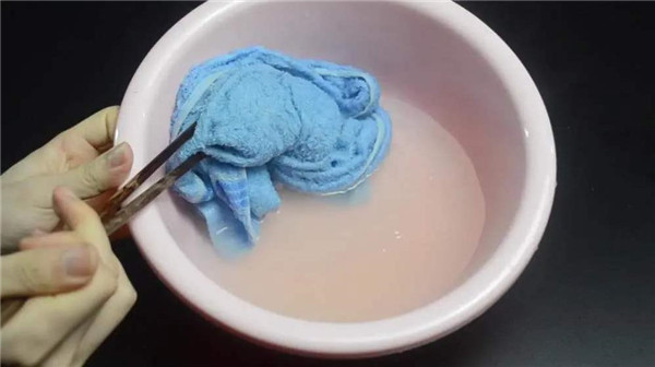 新买的毛巾沾水后能闻到一股臭味,为什么毛巾会有一股臭味怎么解决