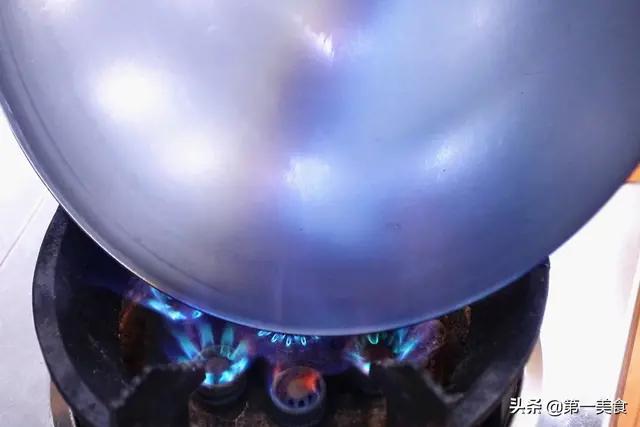 开过锅的铁锅怎么才能越用越不粘,使用过的铁锅怎样可以不粘锅