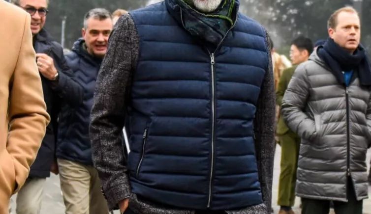 男人穿哪种羽绒马甲好看,四十多岁男穿马甲好看吗