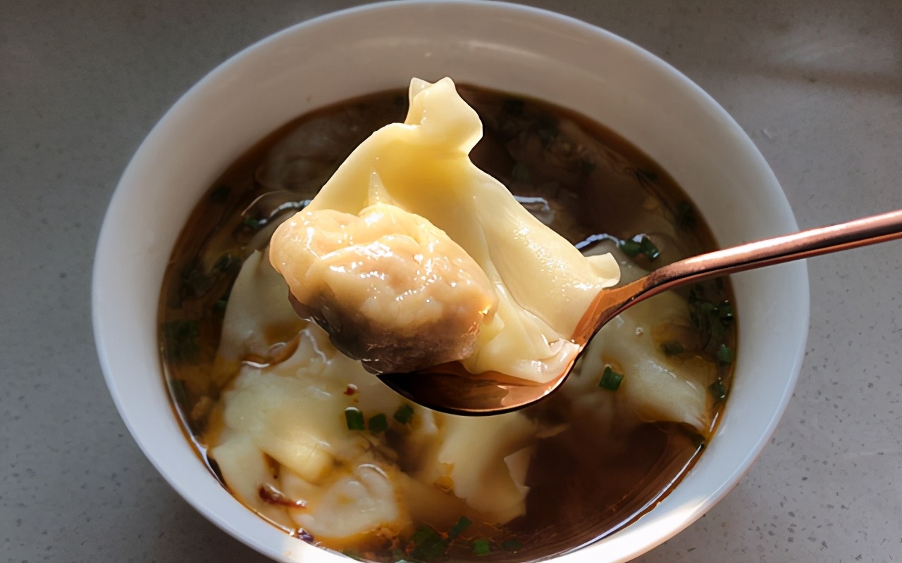 手把手教你包馄饨一学就会,从面粉开始包饺子的全过程