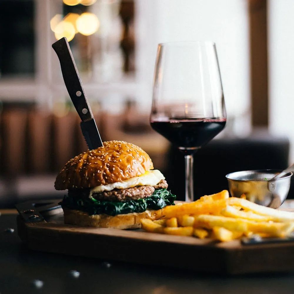 想要汉堡更好吃？赶紧搭配一杯葡萄酒！|富隆酒业