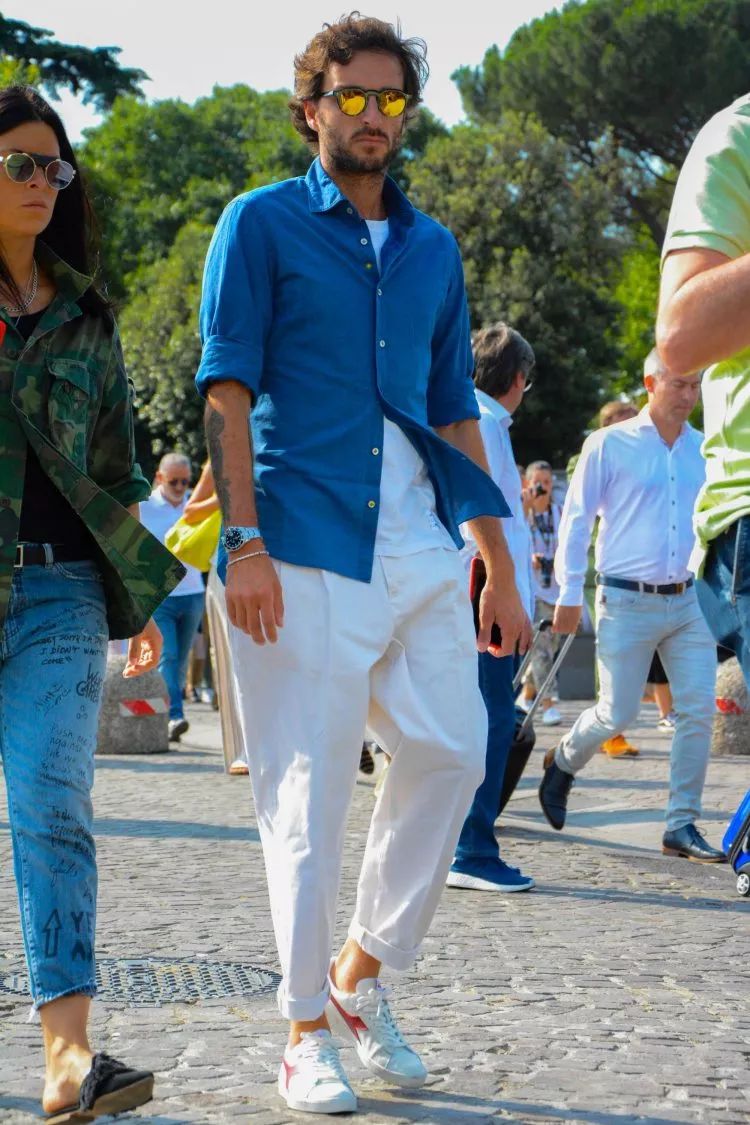 米白色裤子搭配什么颜色上衣,白色裤子怎么穿得干净