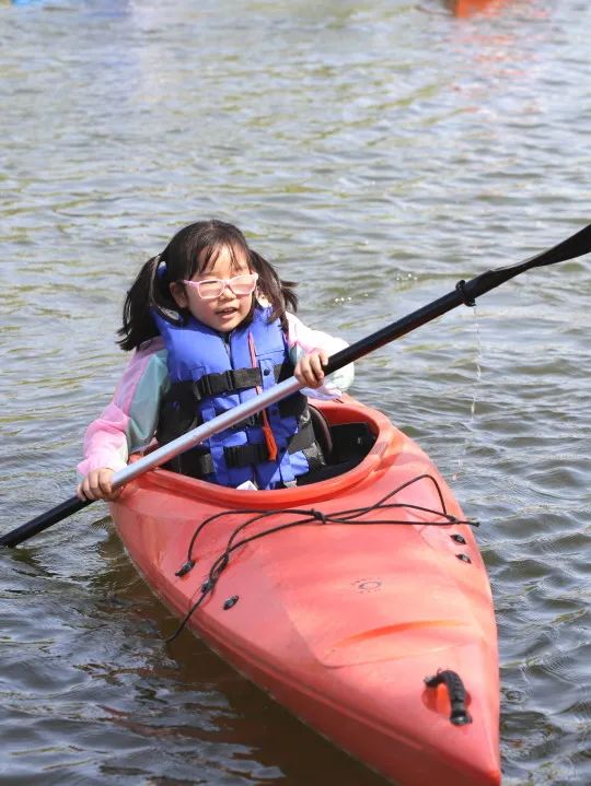南瓜田冬令营,儿童参加山地自行车越野赛