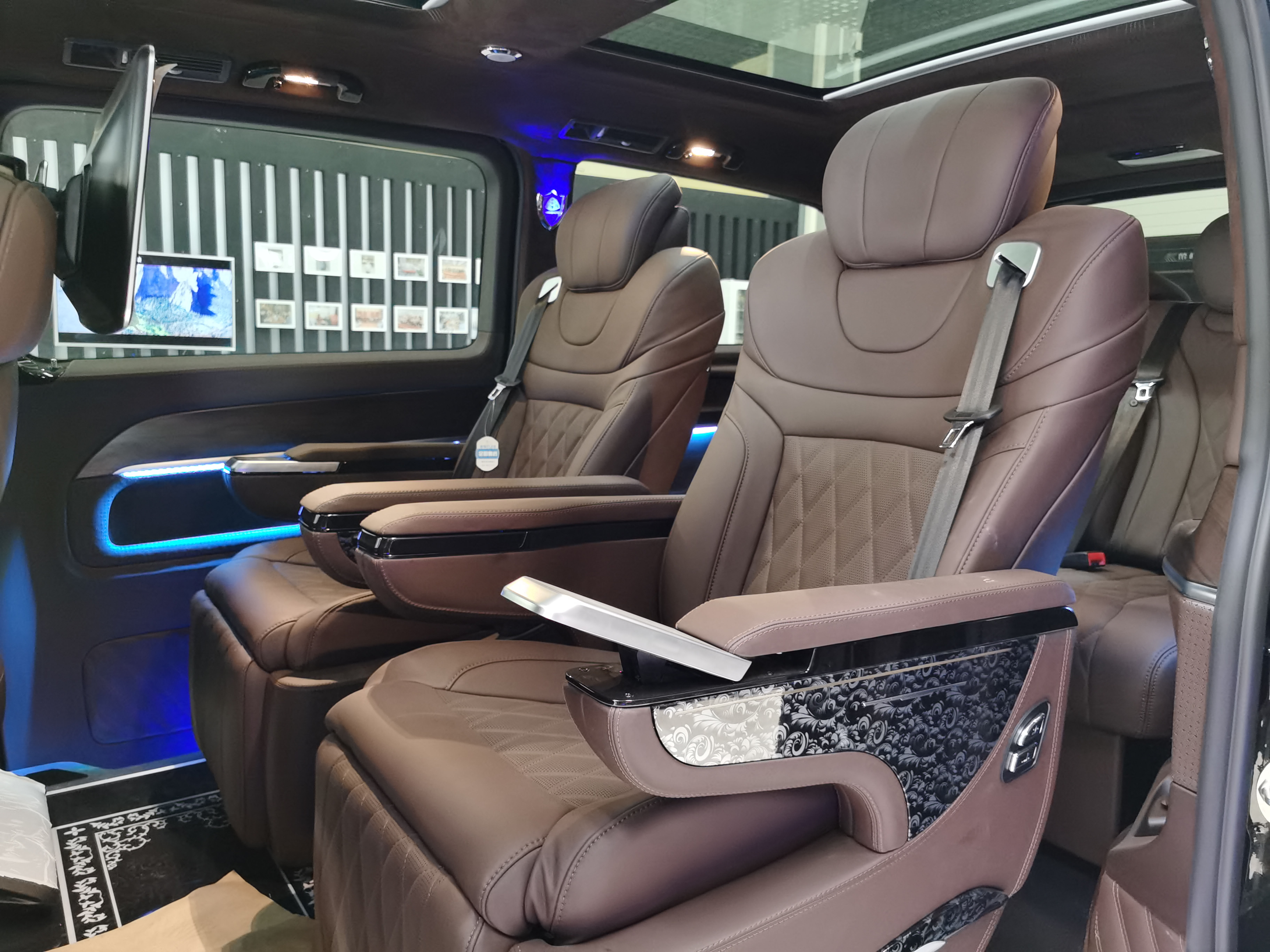 从简约到惊艳，奔驰V级商务车巅峰对决，同样的价格你会选谁？