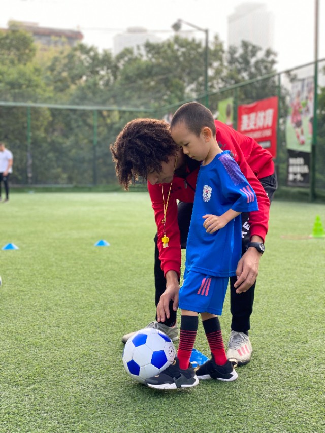 足球运动对少年儿童成长的好处,足球运动对幼儿身心发展的益处