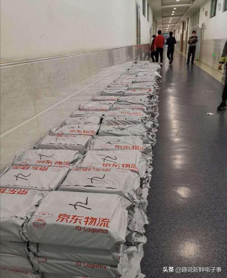 京东战绩金额超2692亿元，拿到快递的那一刻，京东小哥哭了...