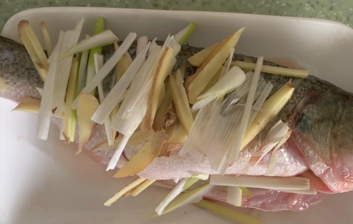 清蒸鱼怎么样腌制鱼肉鲜嫩不腥,清蒸鱼放生抽好吃放豆豉酱油好吃