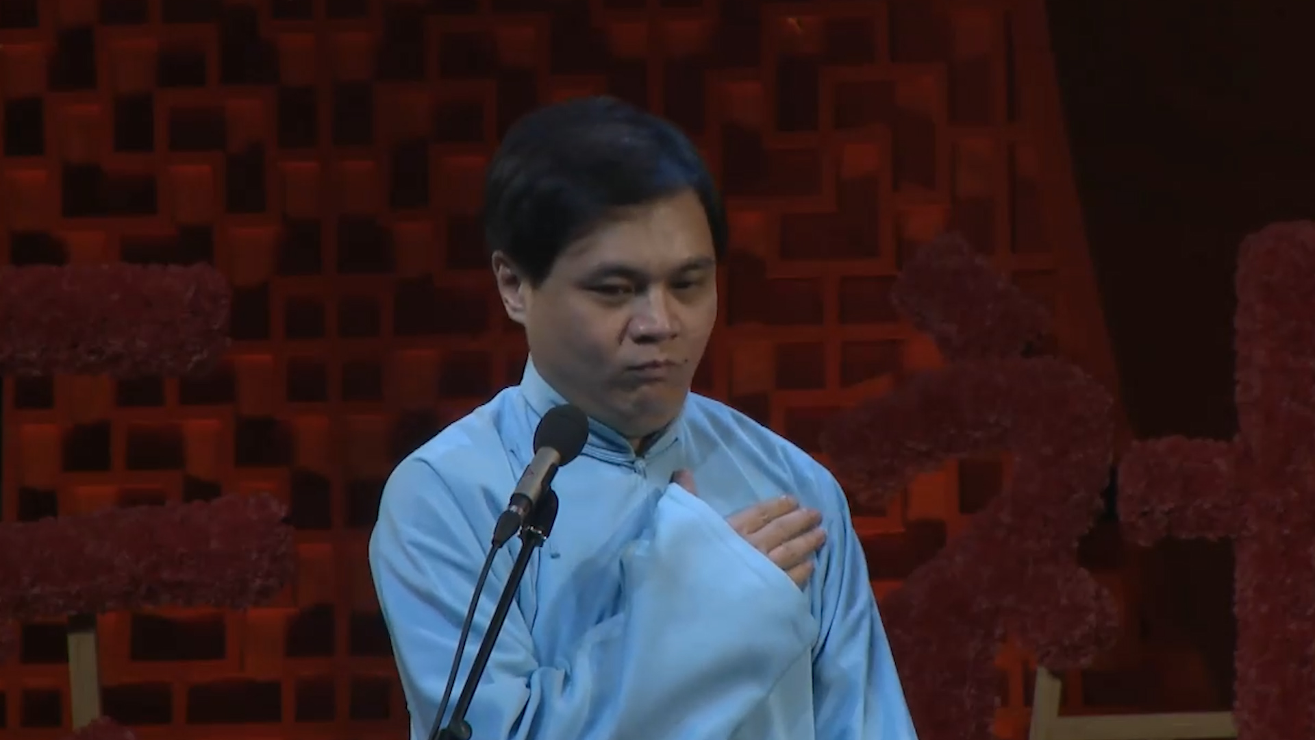 岳云鹏向男足道歉，高峰被国安粉丝堵，女足胜利后德云社争议不断