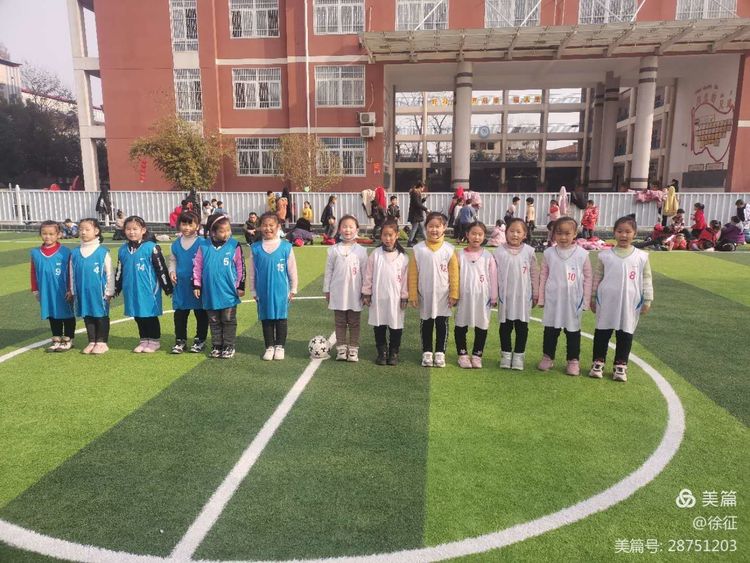 足球比赛小学足球联赛,足球少年展英姿