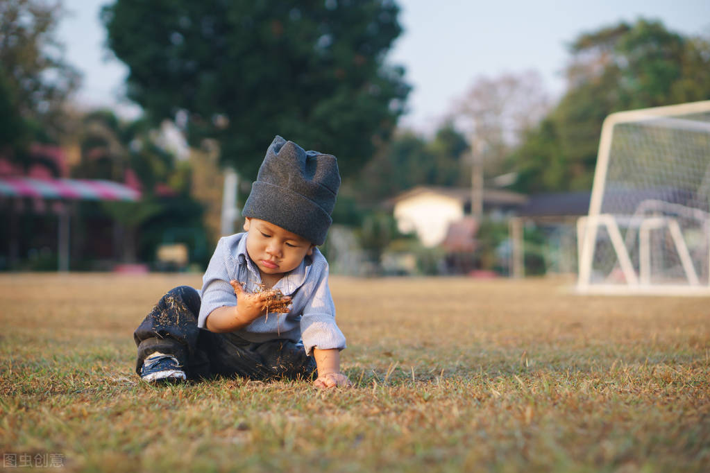 天气凉了小孩不愿穿鞋袜怎么办,孩子不爱穿鞋子怎么办