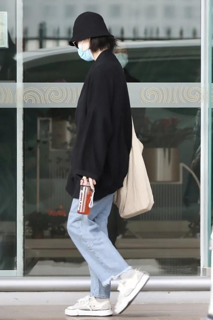 明星们脚上的球鞋，悄悄变贵了