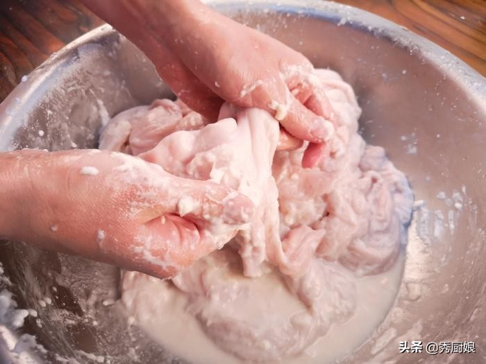 猪大肠好不好吃，清洗干净是关键，大厨教你1招，腥臭味自动去除