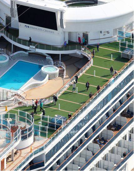 4天确诊64例，横滨港外的钻石公主号已成“孤岛”