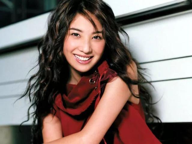 先被43万人看*处私**，后因坠楼树枝穿肺，今39岁的郑希怡涅槃重生