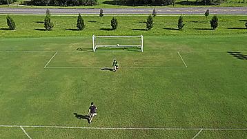 初学者足球点球技巧,五个初学者必会的足球基本技巧