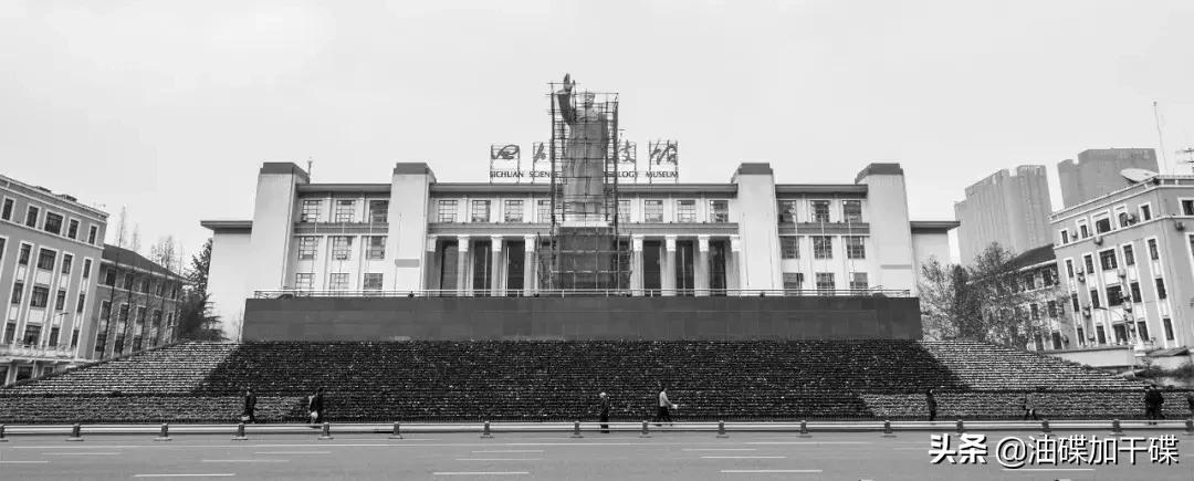 ‘老字号凤祥楼’和‘思聪老公同款迪厅’，你选哪个？