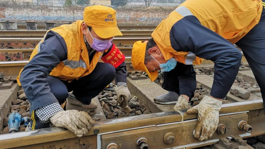 战疫情保春运铁路警察在行动,抗击疫情守护平安摄影征稿