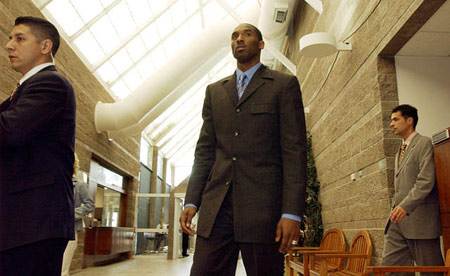 对照刘强东和科比性侵案细节异同，当年的鹰郡事件是场仙人跳吗？